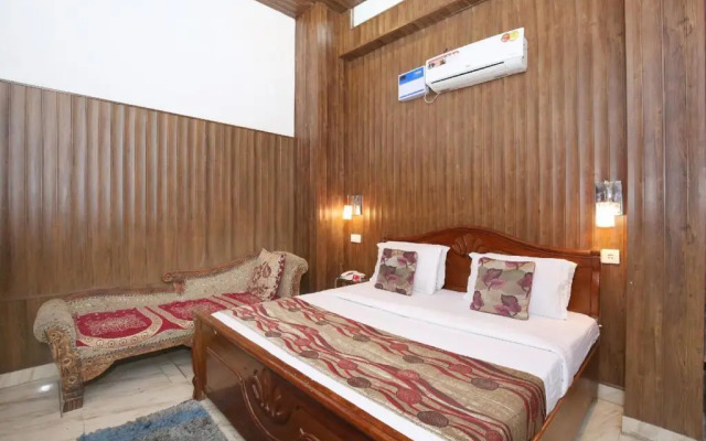 Hotel Golden Woods by OYO Rooms