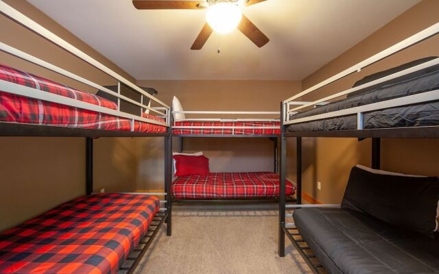 Creekside Manor 3 Bedroom Cabin by RedAwning