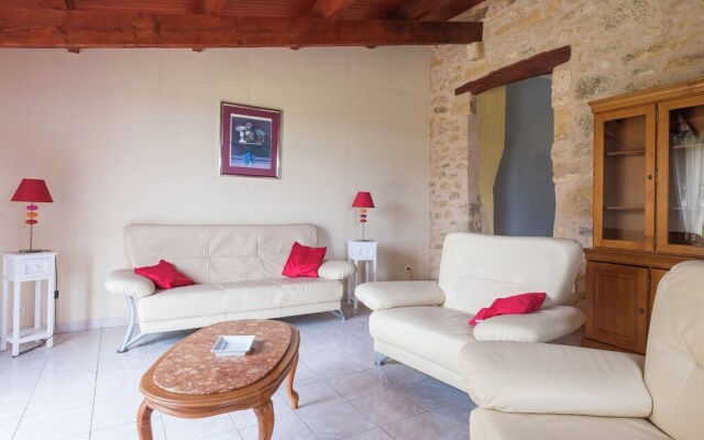 Luxurious Holiday Home with Swimming Pool in Meyrals