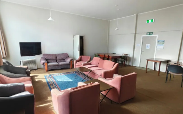 Backpacker in Chanel Coourt – Hotel Rooms – Masterton