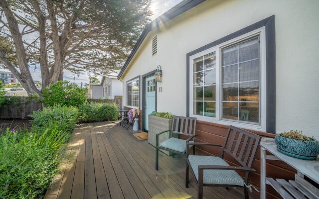Your Dream Seaside Vacation! Charming 2 BDR Home
