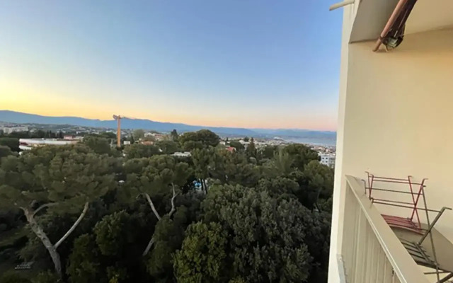 Studio terrasse dans résidence avec piscine
