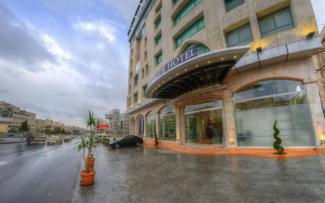 Meneur Hotel