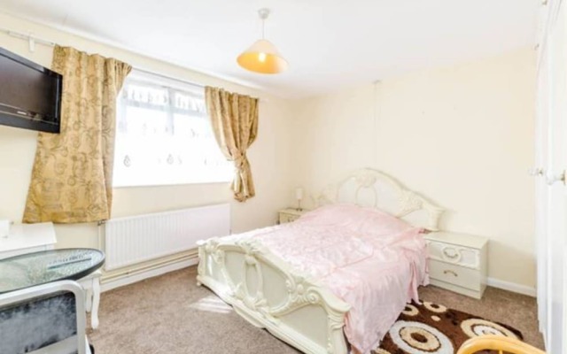 Lovely 3 Bedroom House, Northolt