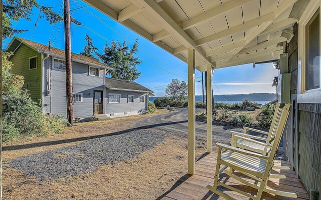 Beach and Blvd Bungalow on Sundin Beach by RedAwning