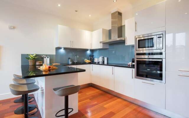 The Kensington Gardens - Modern & Bright 2BDR Flat