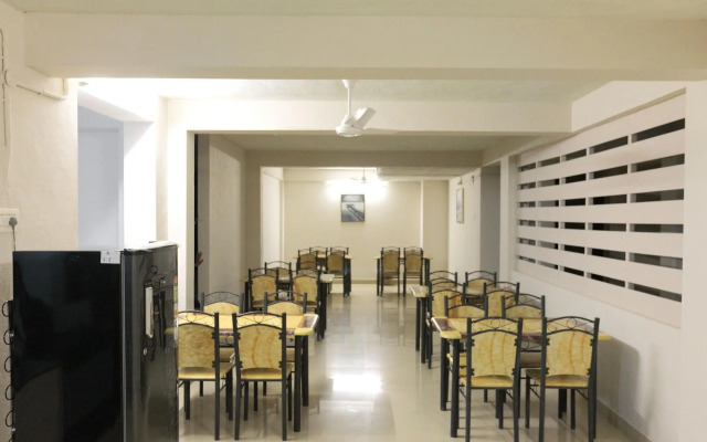 Royce Ebony by OYO Rooms