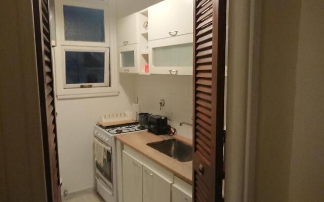 Excelente departamento con balcón a la calle sobre avenida