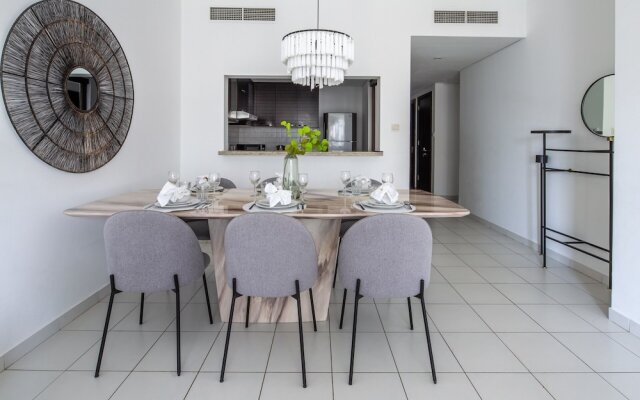 Chic and Stunning 2BR With Dubai Marina Views!