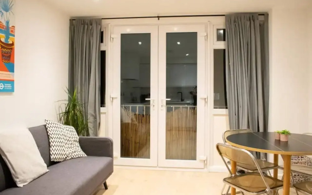 Sunny 1 Bedroom Apartment In Fun Neighbourhood