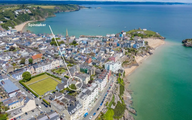 Spinnaker - Close to Town Sea Views