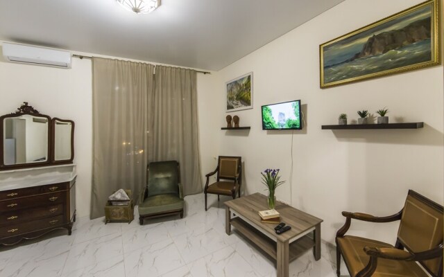 Antique Art Apartment at Khreschatyk