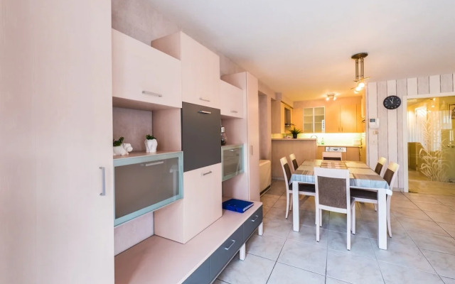 Apartment on the First Floor for Family