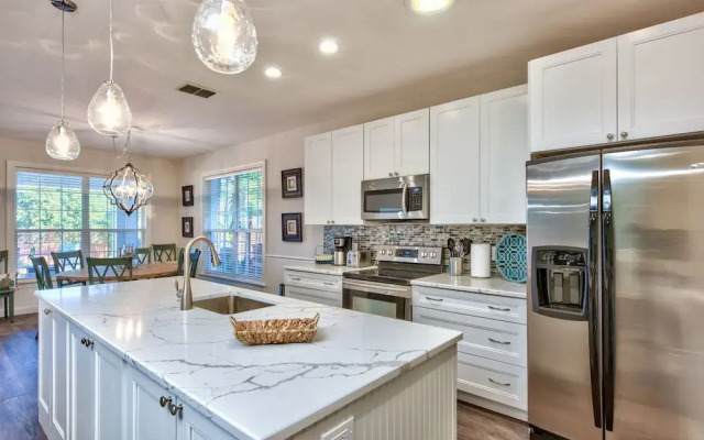 Sardinia Vacation Rental: Delightful Coastal Home near Vanderbilt Beach. Relax in a Private Pool and Spacious 4-BR Retreat with Modern Amenities. Ideal for Families. Minutes from Mercato and Local Attractions