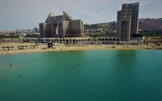 Luxurious Beach Apartment