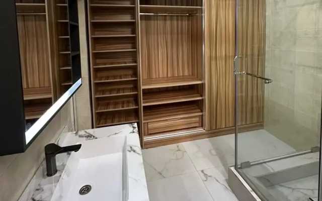 2BR Apartment With Pool and Wifi Near East Airport