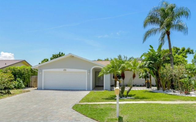 Woodridge - Private & Sanitized, Perfect for Social Distancing & Working From Home. Private Pool, Pet Friendly. Discounted During Pandemic. Super-host Support