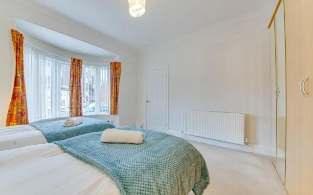 3BR Detached Bungalow w/Parking