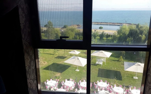 Nevan Suite Hotel