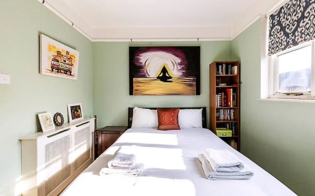 Stylish & Spacious 3-bed Home in Vibrant Bow