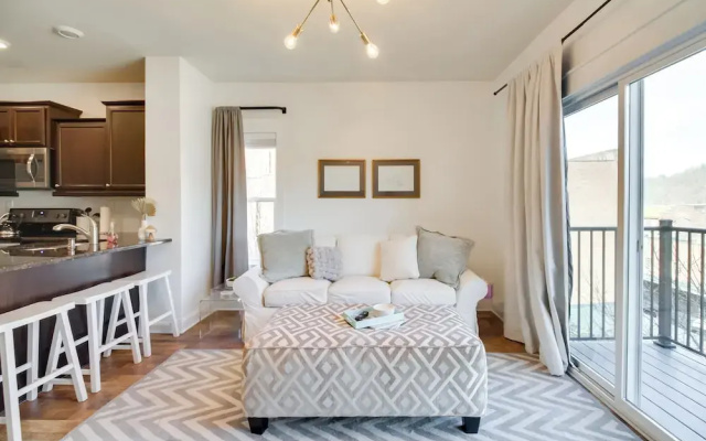 Walkable Lynchburg Condo w/ Private Balcony