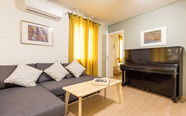 Downtown urban flat for 4 people in Plaka