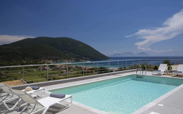Villa O OFF White in Lefkada