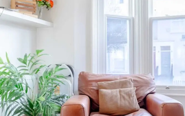 Radiant and Roomy 2BD Flat - Fulham!