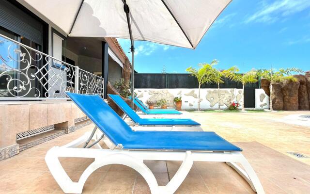 Villa Roja BBQ Piscina Privada en Tenerife Sur