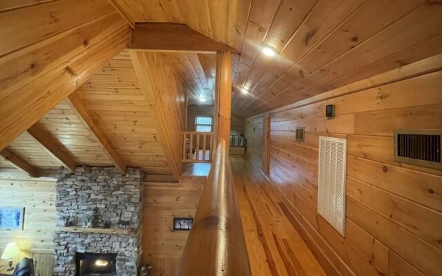 Deluxe log Cabin! Pet and Motorcycle Friendly - Enjoy Nature With Family and Friends! 3 Bedroom Cabin by Redawning