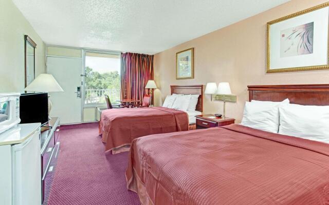 Howard Johnson by Wyndham Tropical Palms Kissimmee