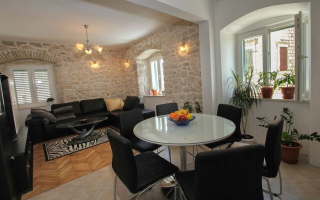 Modern apt in the Stone House in the Very Center