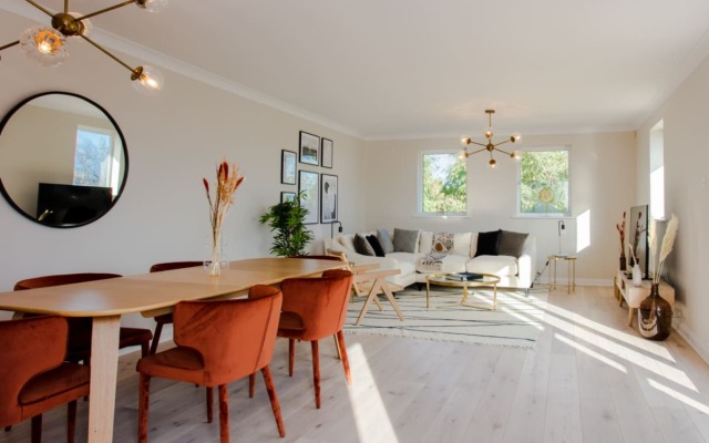 The Sparkford Gardens - Lovely 2bdr With Balcony