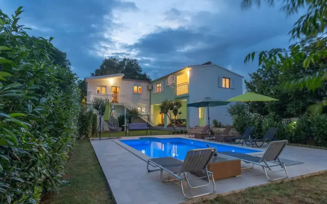 Sunny Escape Holiday Home Dicmo With Pool and Gym