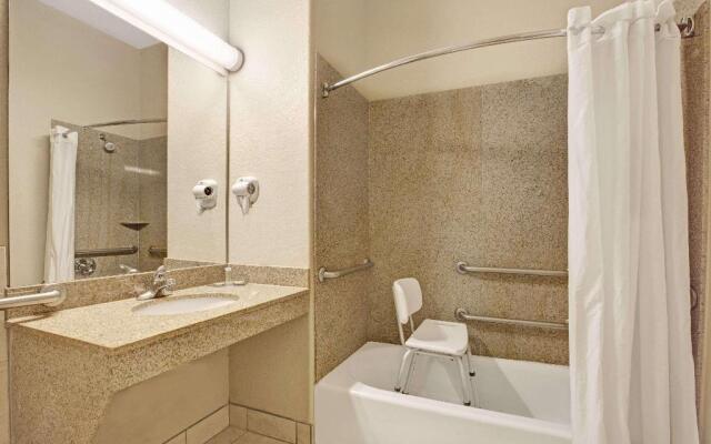 Super 8 Iah West/Greenspoint