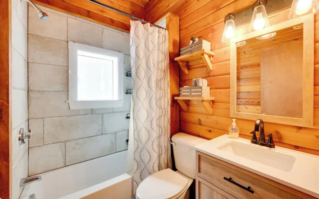 Hike & Ski: Cabin w/ Fireplace in Franconia!