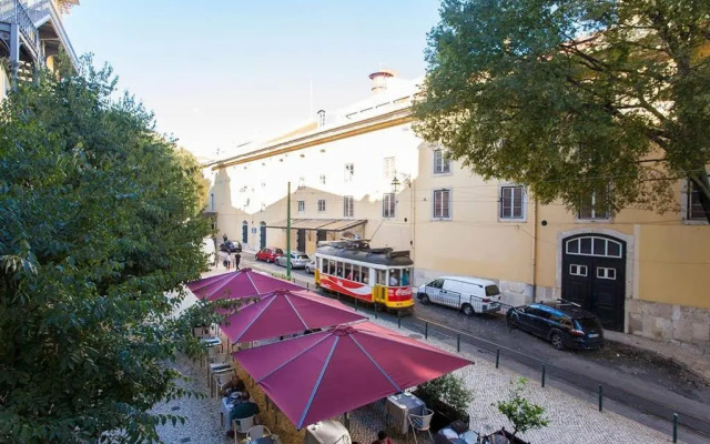 JOIVY Splendid 2BR Apt w/ parking&balcony, 10mins to Praça do Comércio