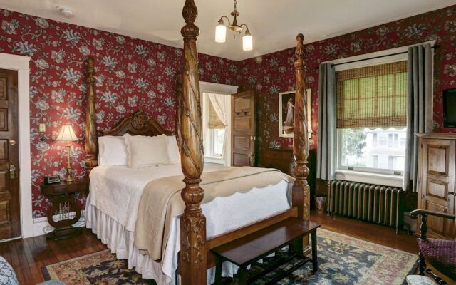 Olde Square Inn Bed and Breakfast