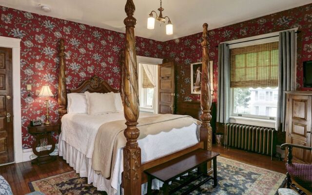 Olde Square Inn B&B