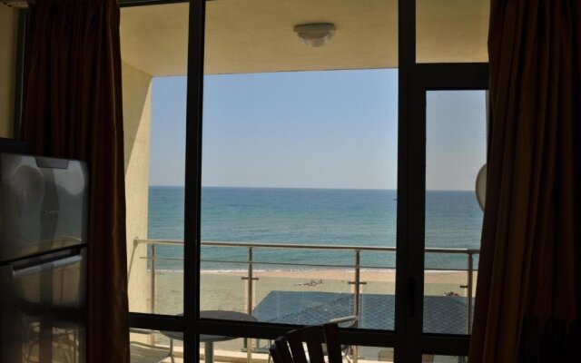 ON THE BEACH APARTMENTS Kabakum