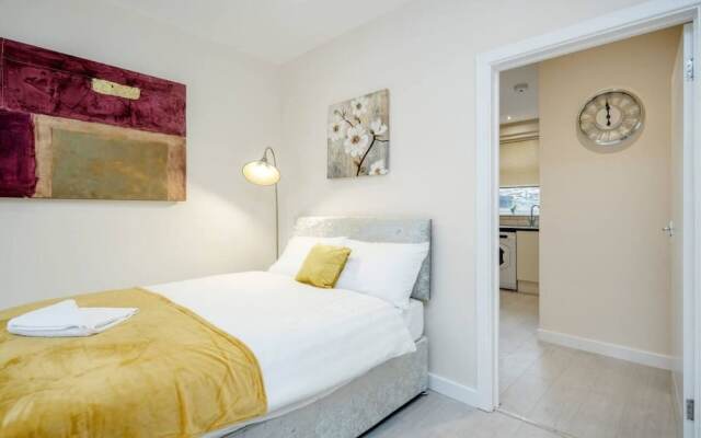 Homely Spaces Apt A, Large Studio W/king, 2guests