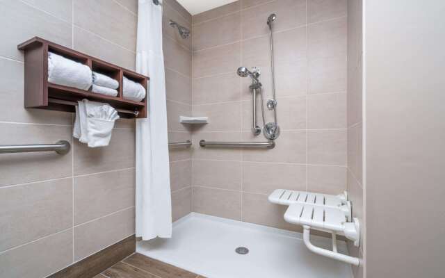 Ramada by Wyndham Minneapolis Golden Valley