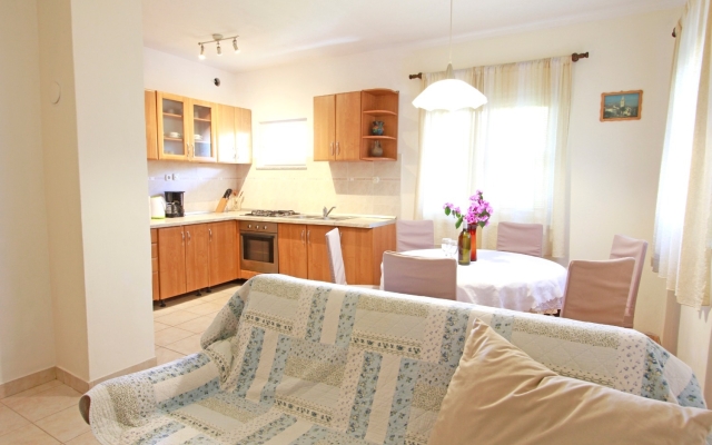 Apartment Nika - nice garden: A2 Nin, Zadar riviera