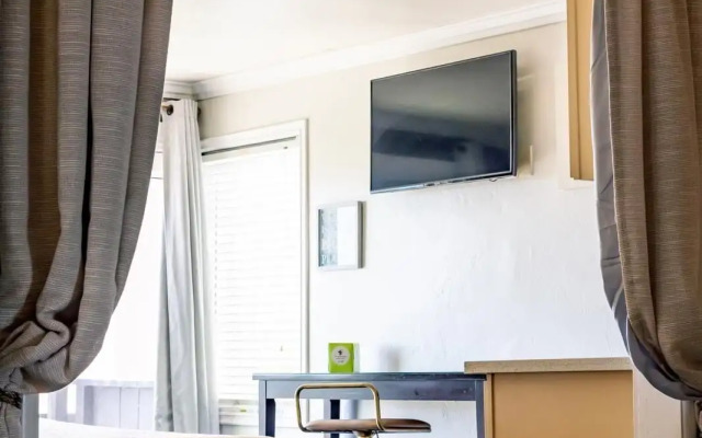 Seaside Laguna Inn & Suites