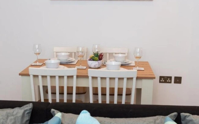 Absolute Stays on Grosvenor- Free Wifi Families Contractors Longshort Stays