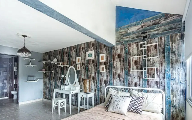 Artist's Loft With Private Jacuzzi & Roof Terrace