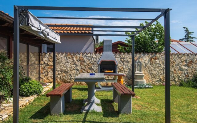 Boutique Hoilday Home With Lawn in Medulin