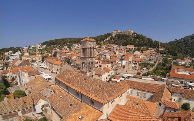 Three-Bedroom Apartment with a Fireplace in Stari Grad