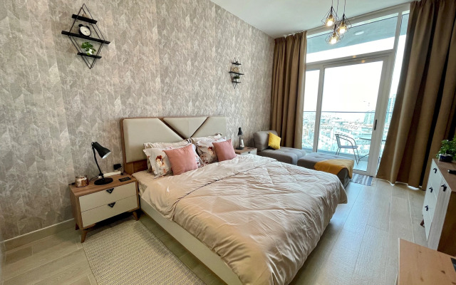 Spacious & Cute Studio with Balcony