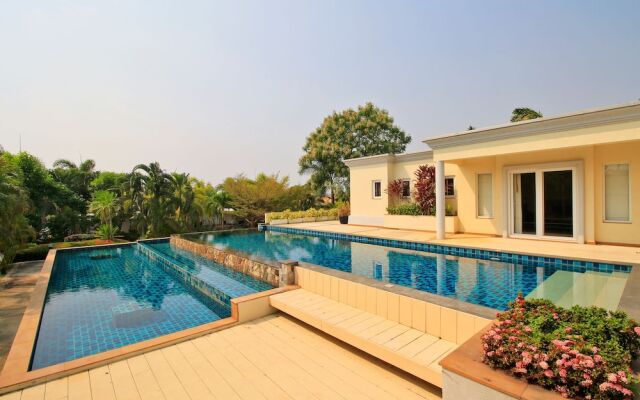 Pattaya Sunset Villa 4 Bedroom Sleeps 8